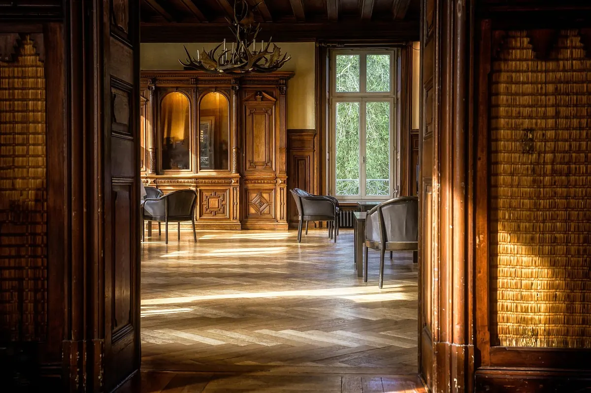 Common Mistakes That Make a Living Room Feel Cold (and How to Fix Them)